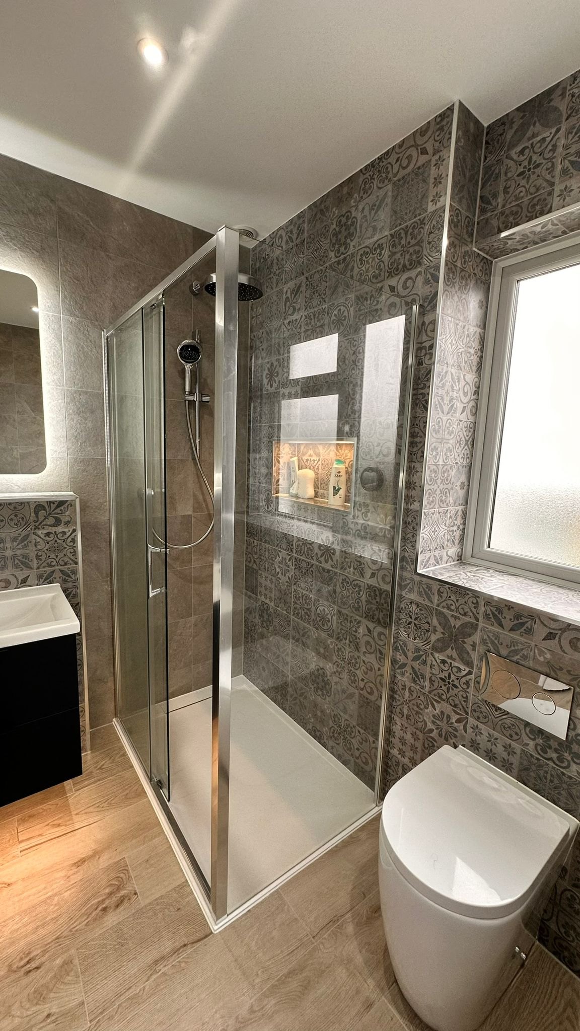 Shower enclosure with patterned feature tiles
